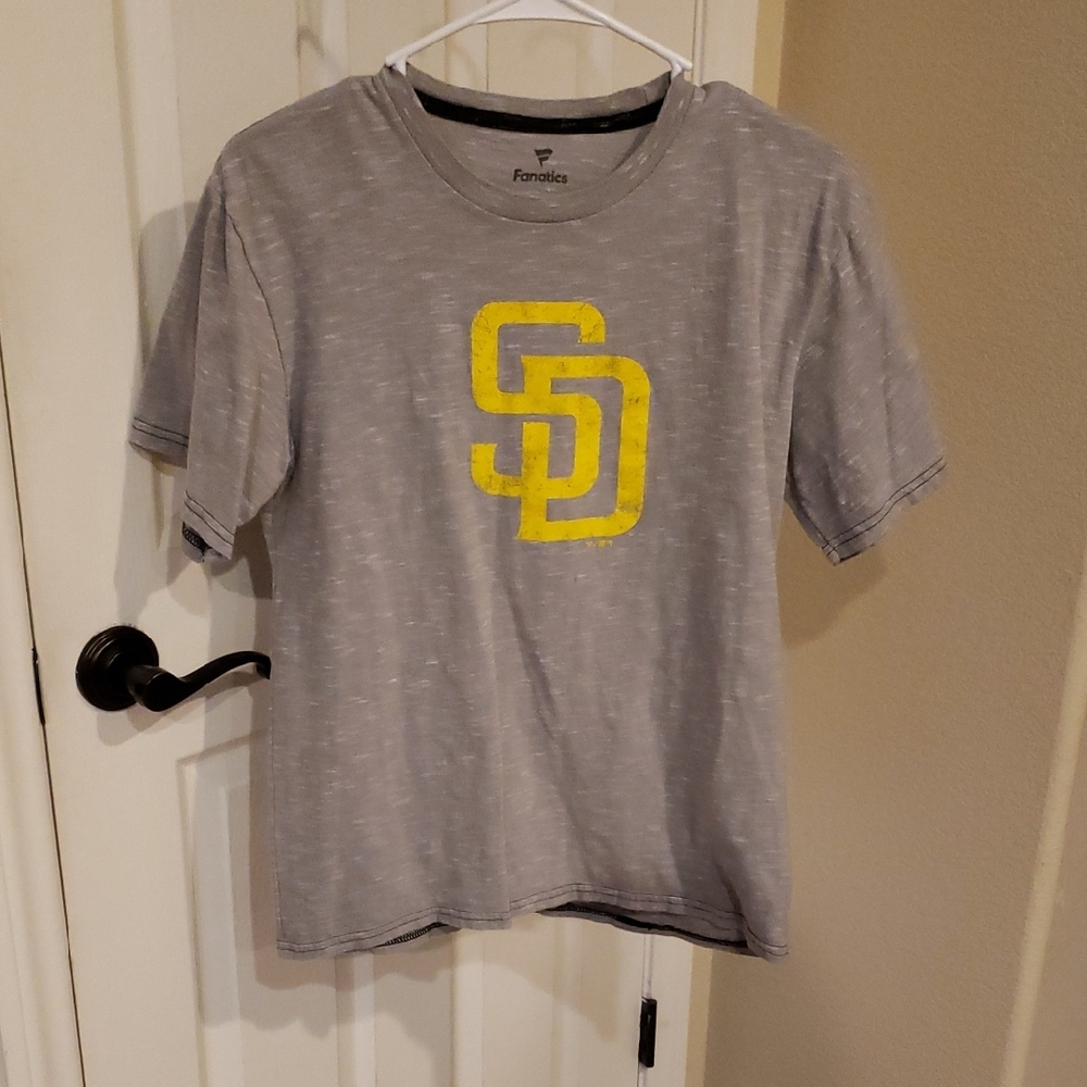 Fanatics Heather Gray T-Shirt with Yellow Graphic